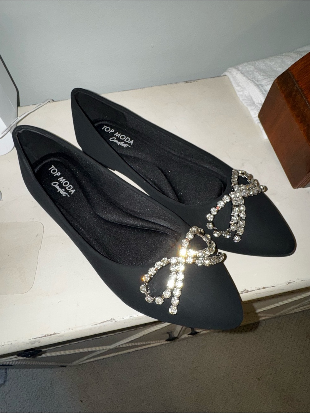 TOP Moda faux suede Black Pointed Toe Flat with Crystal Bow Accent NIB sz8.5